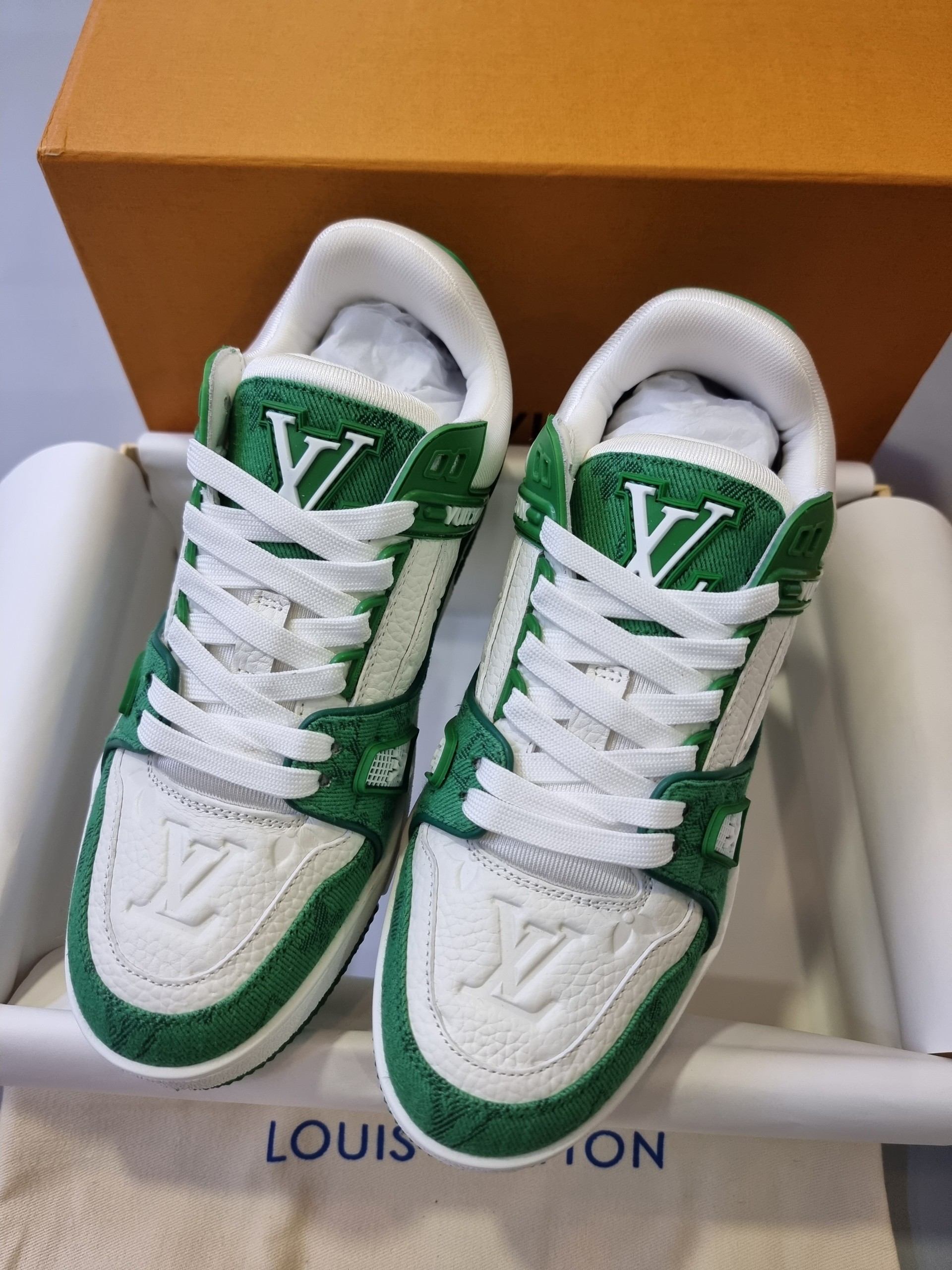 Lv trainer leather low trainers Louis Vuitton Green size 425 EU in Leather   30602708