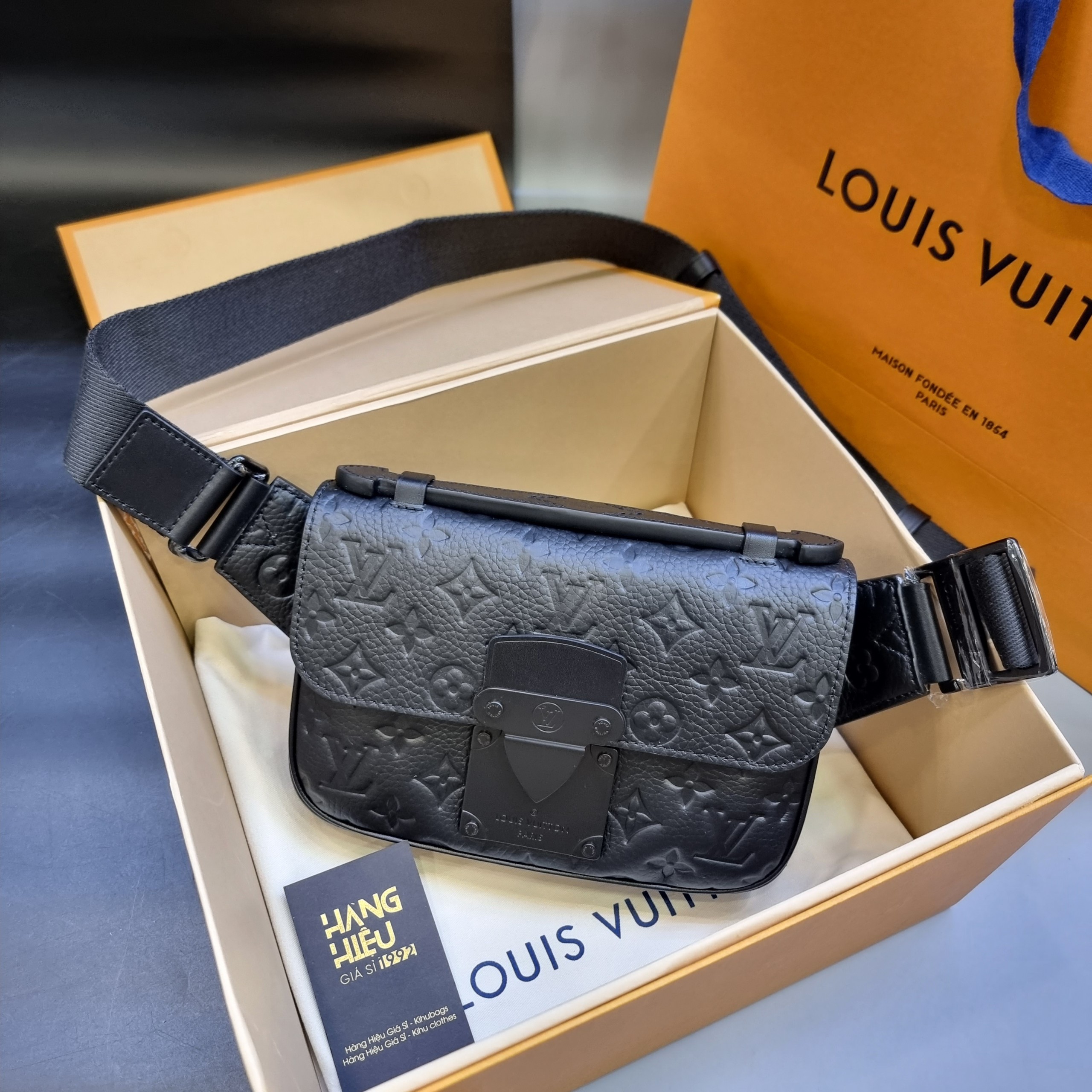 Túi Louis Vuitton S Lock Messenger Bag Monogramembossed Taurillon Cowhide  Leather  Nice Bag