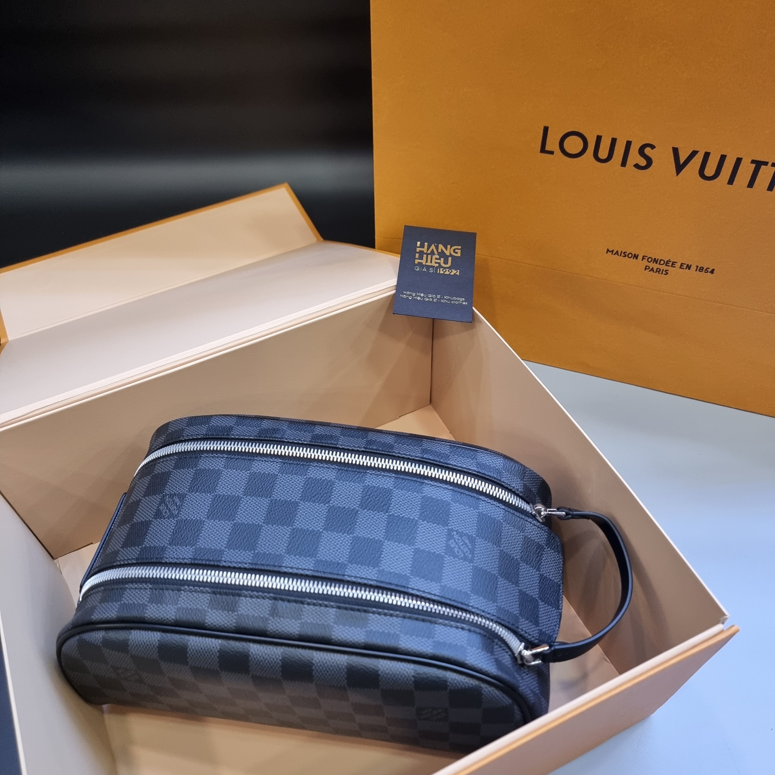 Shop Louis Vuitton DAMIER GRAPHITE Dopp kit toilet pouch (N40127, M44494)  by puddingxxx